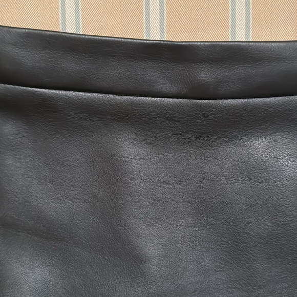 BLACK BANANA REPUBLIC FAUX LEATHER PENCIL SKIRT IN BLACK SIZE US 4 - Picture 5 of 15